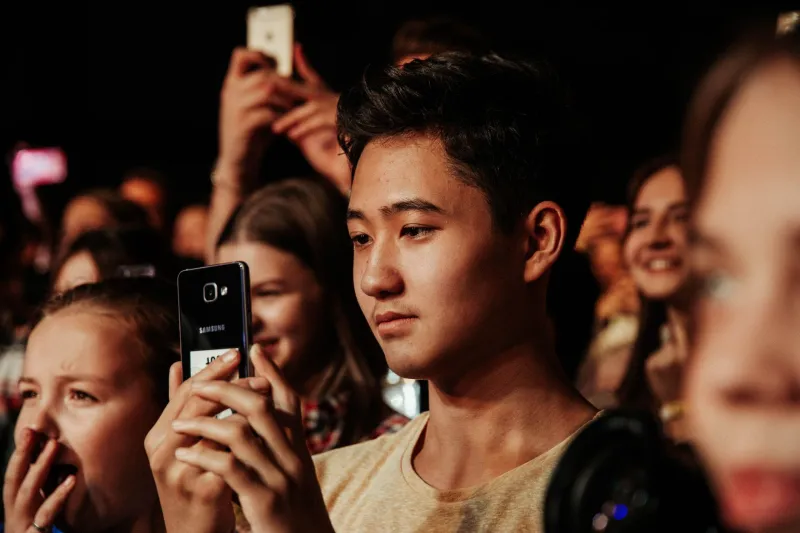 You Feel Like You Know Them — But Do You? The Truth About Fans and Celebrities Online